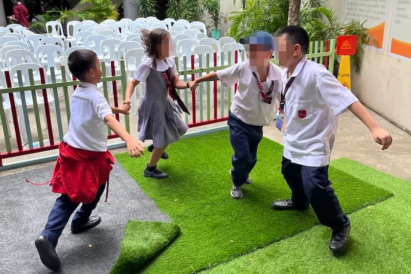 学校で遊ぶフィリピンの小学生